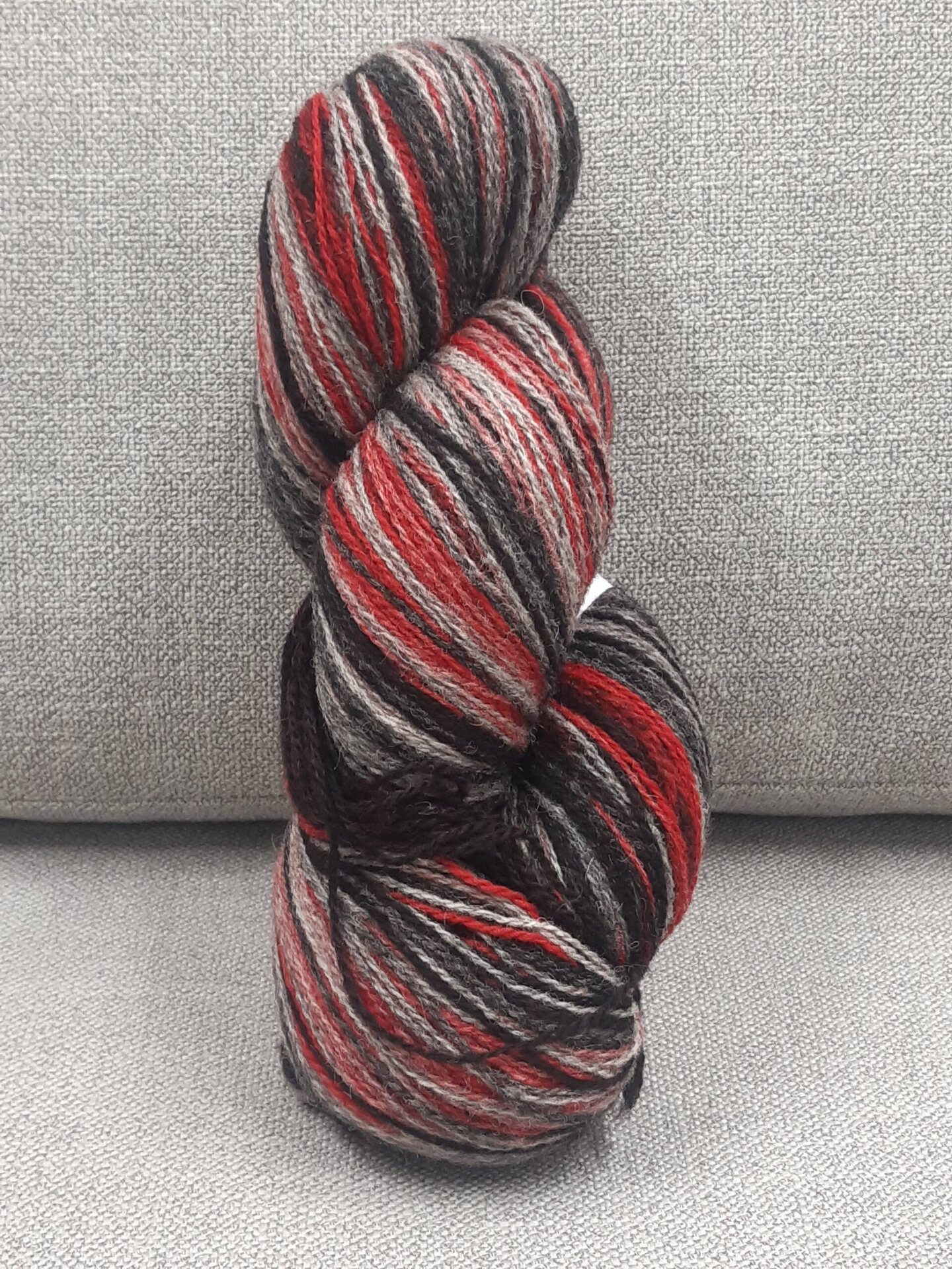 Aade Lõng Vironvilla 8/2 vyyhti monivärinen Red-grey-black n. 220g