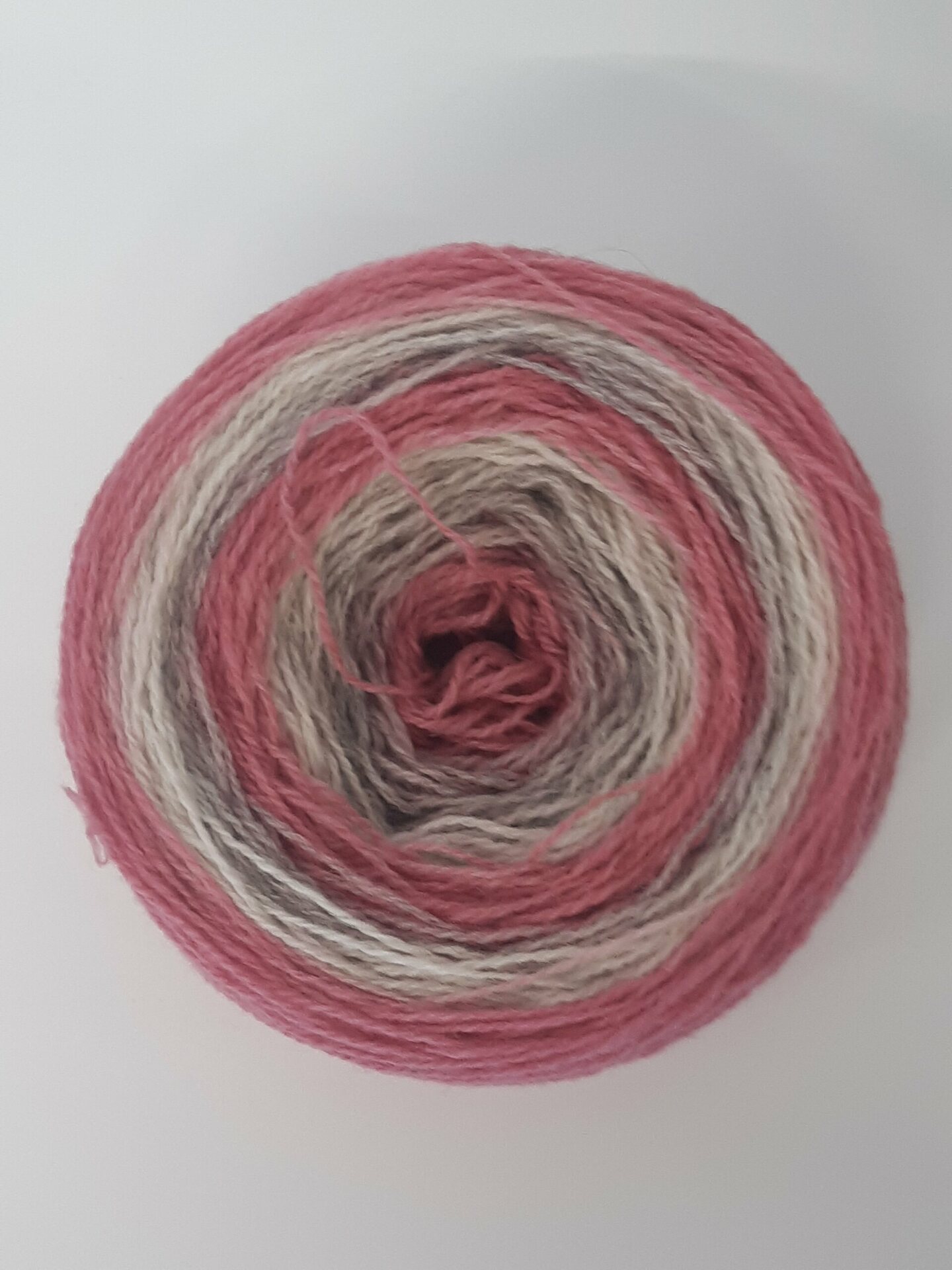 Lankapuodin lankakuakku Rintsessa pinkki, valakosta ja beigeekin n. 160g kuakku