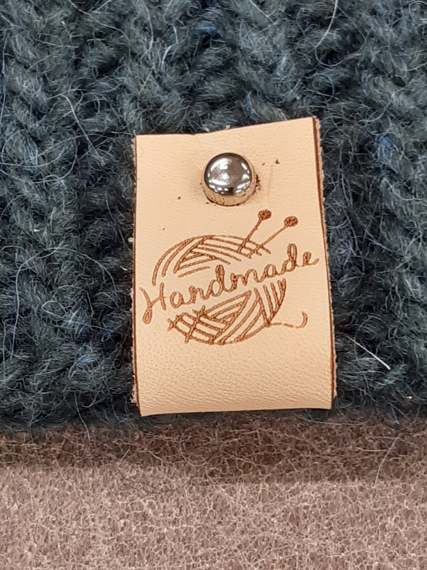 Nahkamerkki tappikiinnityksellä Lankakerä handmade vaalea nahka