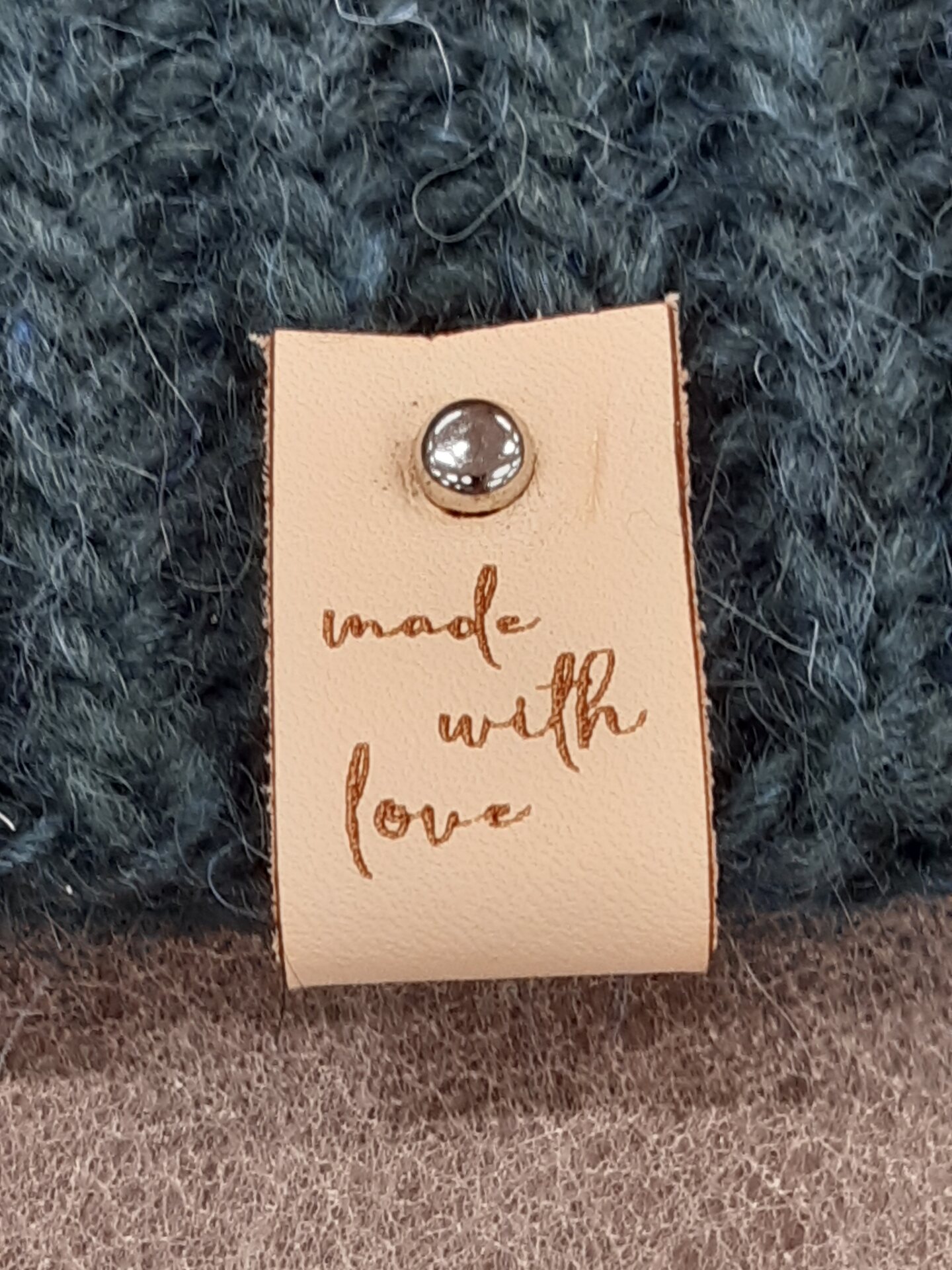 Nahkamerkki tappikiinnityksellä Made with love vaalea nahka