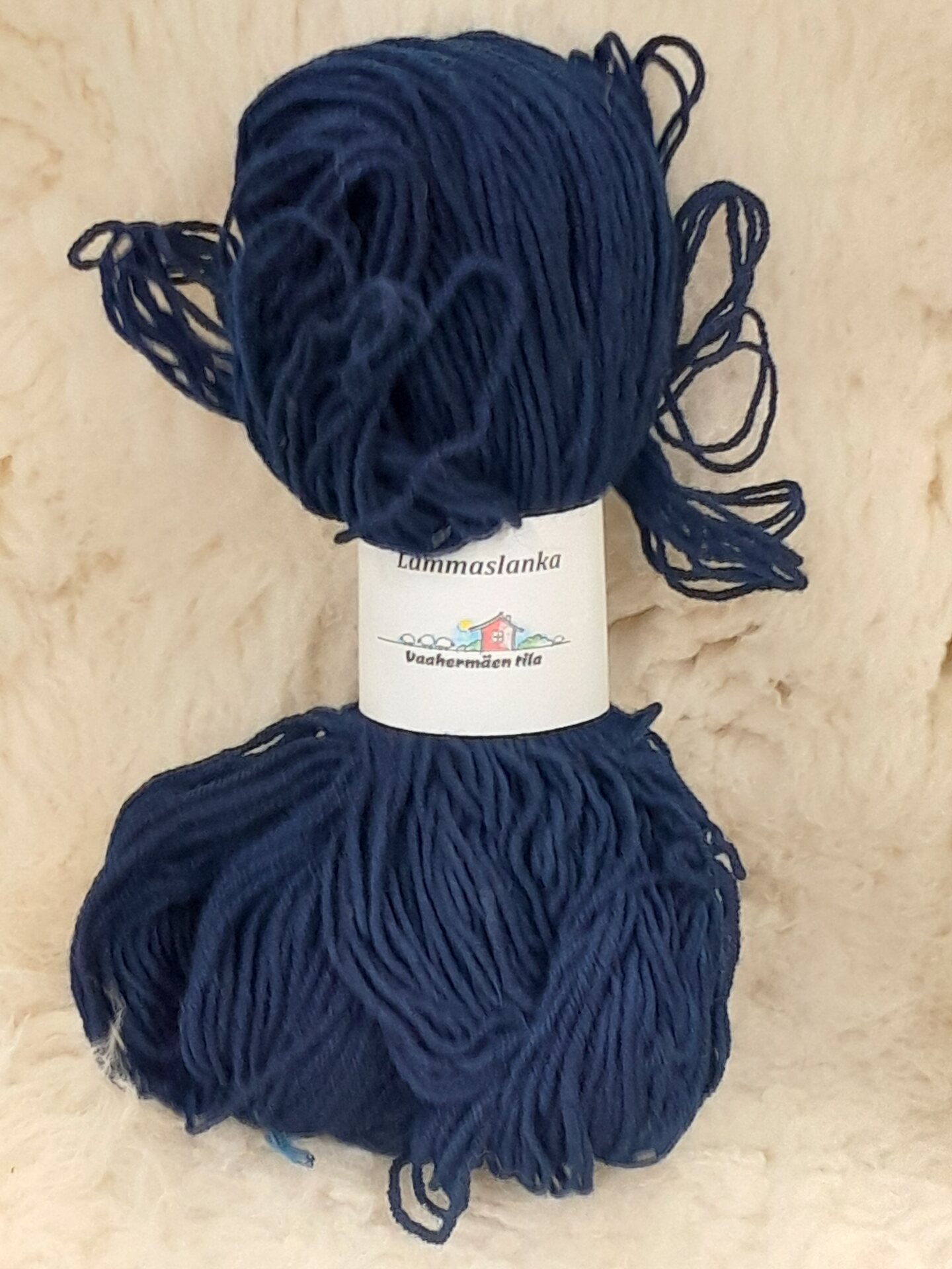 Kasvivärjätty kampalanka 110x4, 100g n. 210m Indigo 2