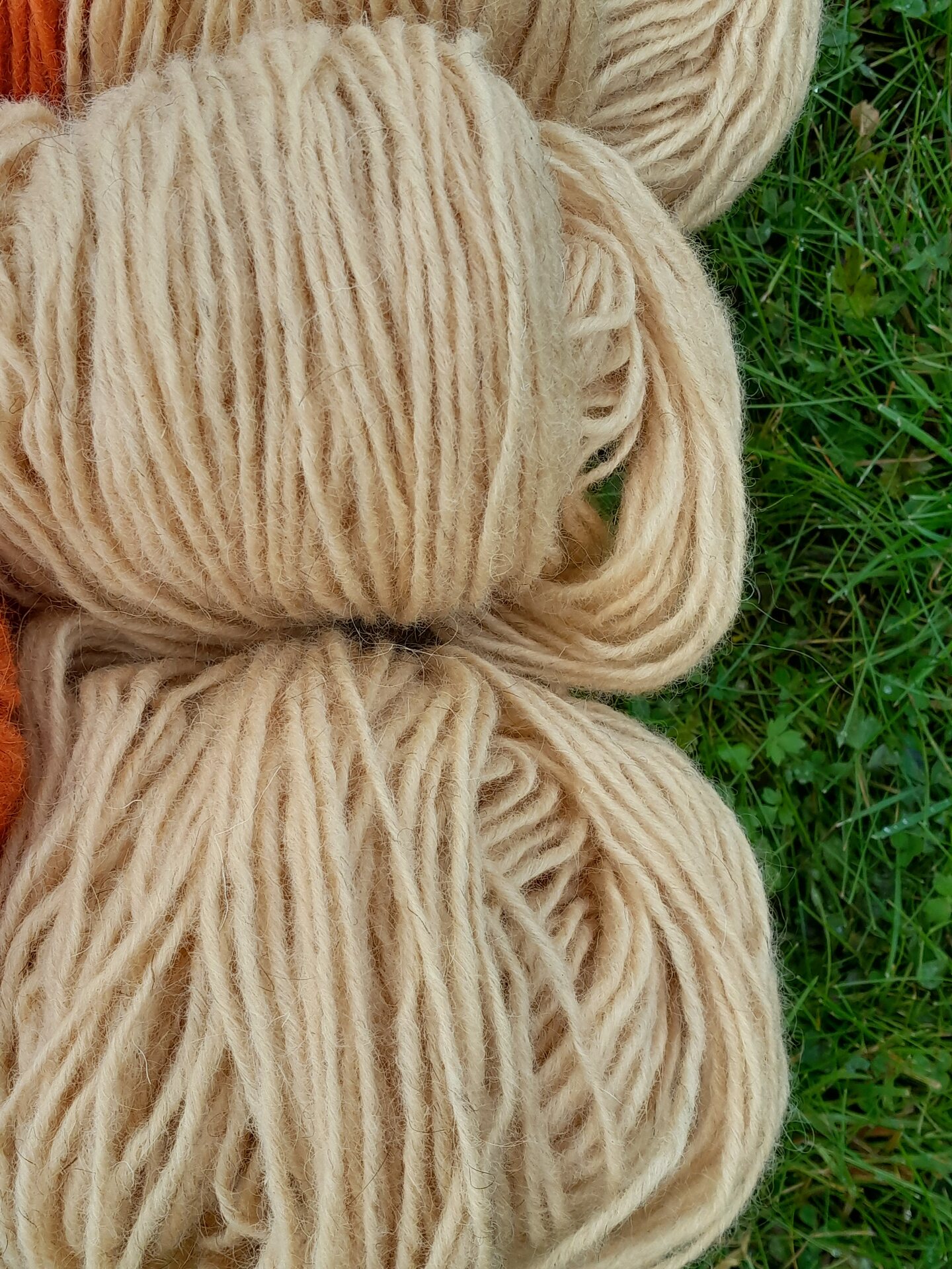 Kasvivärjätty Hahtuvalanka 285x2, 100g n. 175m Kahvi