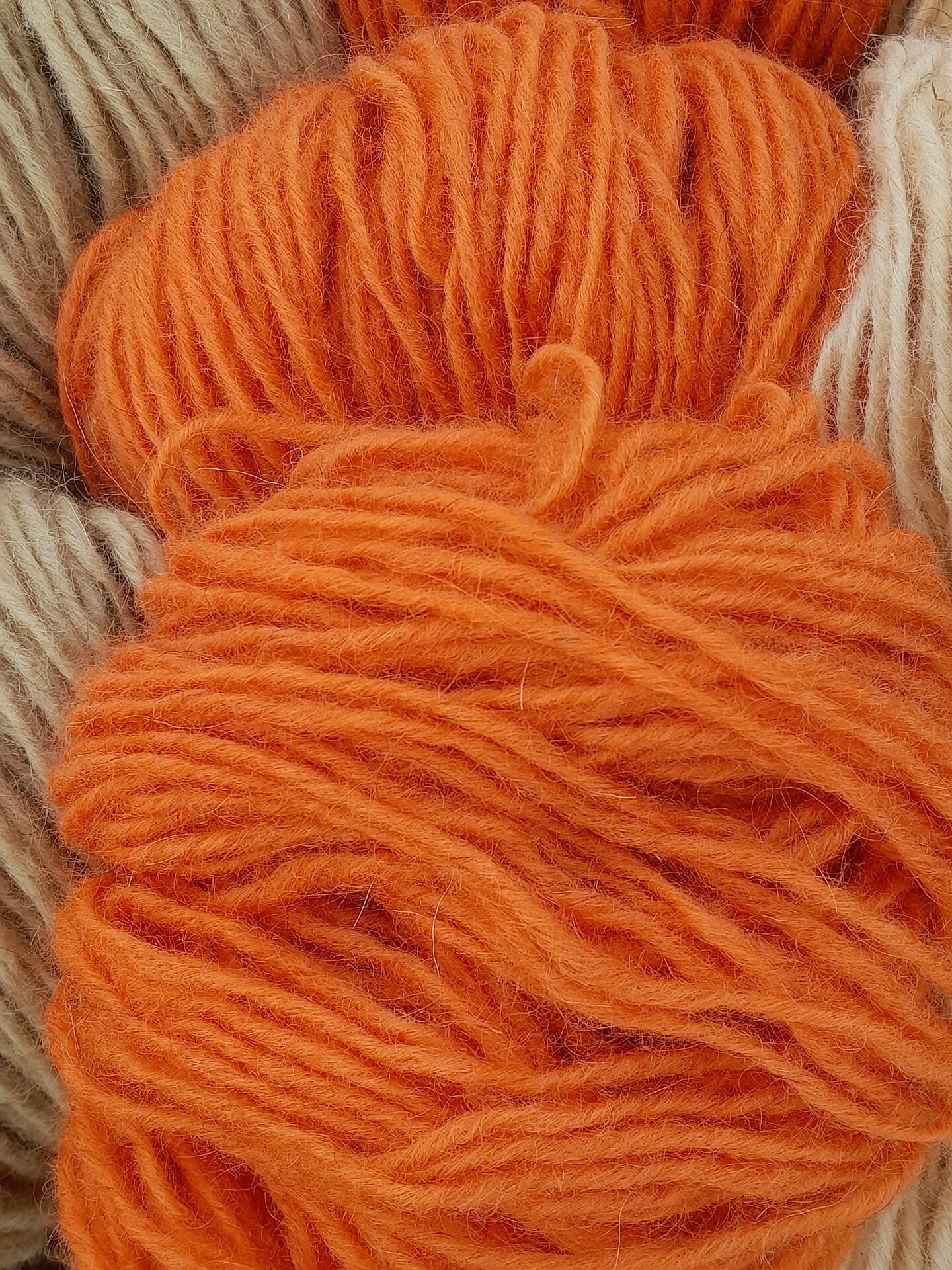 Kasvivärjätty Hahtuvalanka 285x2, 100g n. 175m Verihelttaseitikki