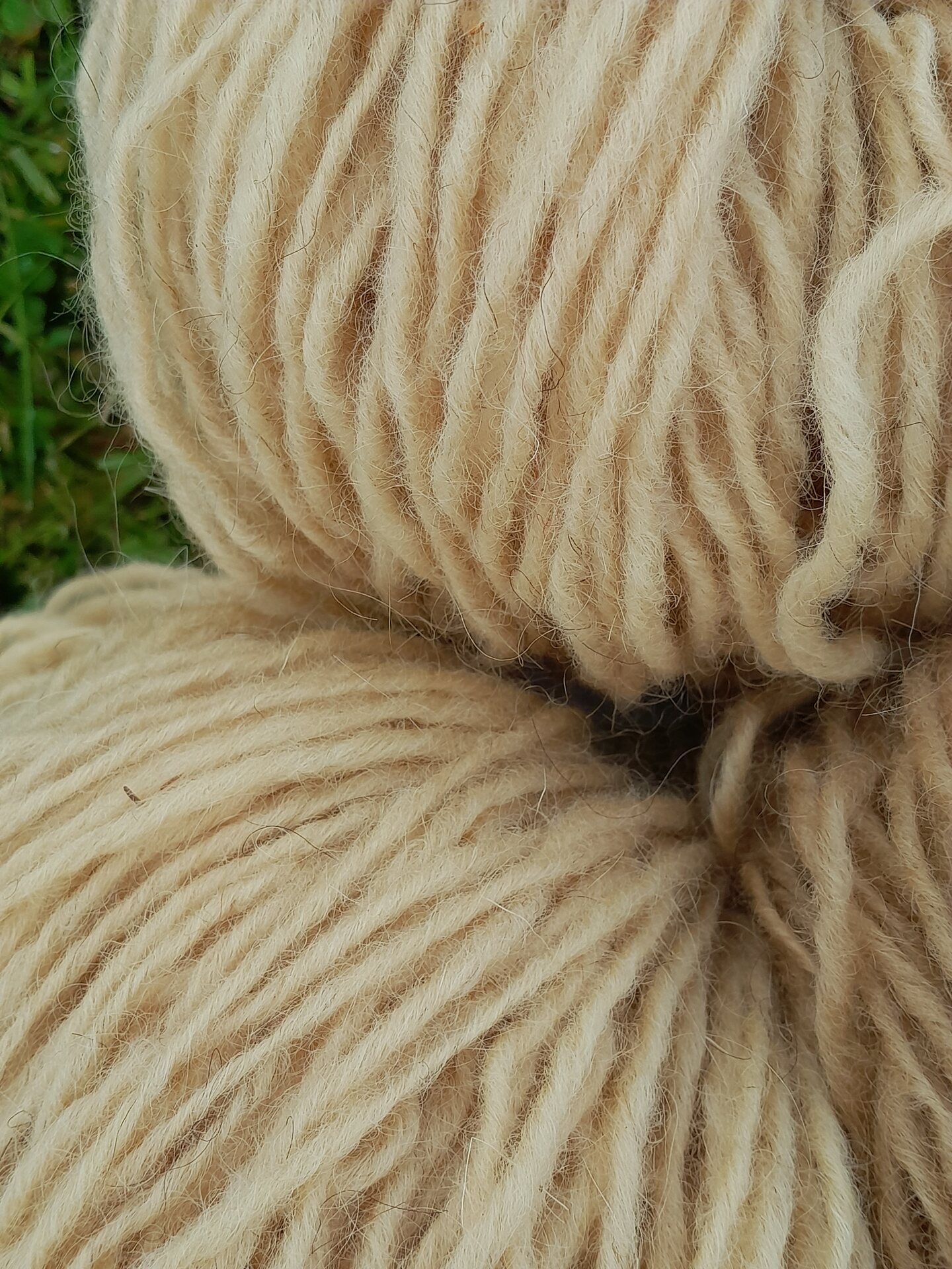 Kasvivärjätty Hahtuvalanka 285x2, 100g n. 175m Paatsamanmarja 2