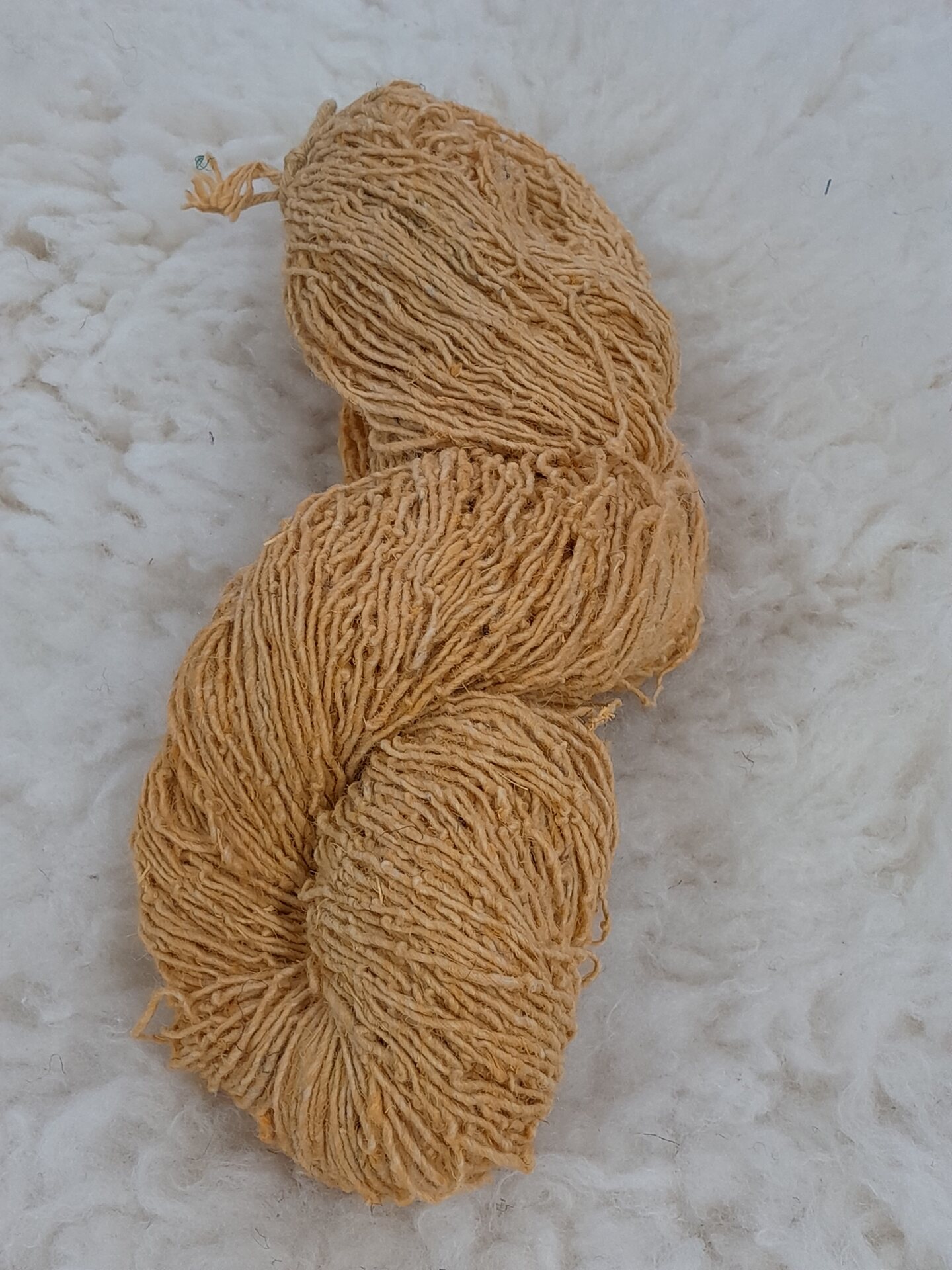 Nokkonen, konekehrätty Keltainen