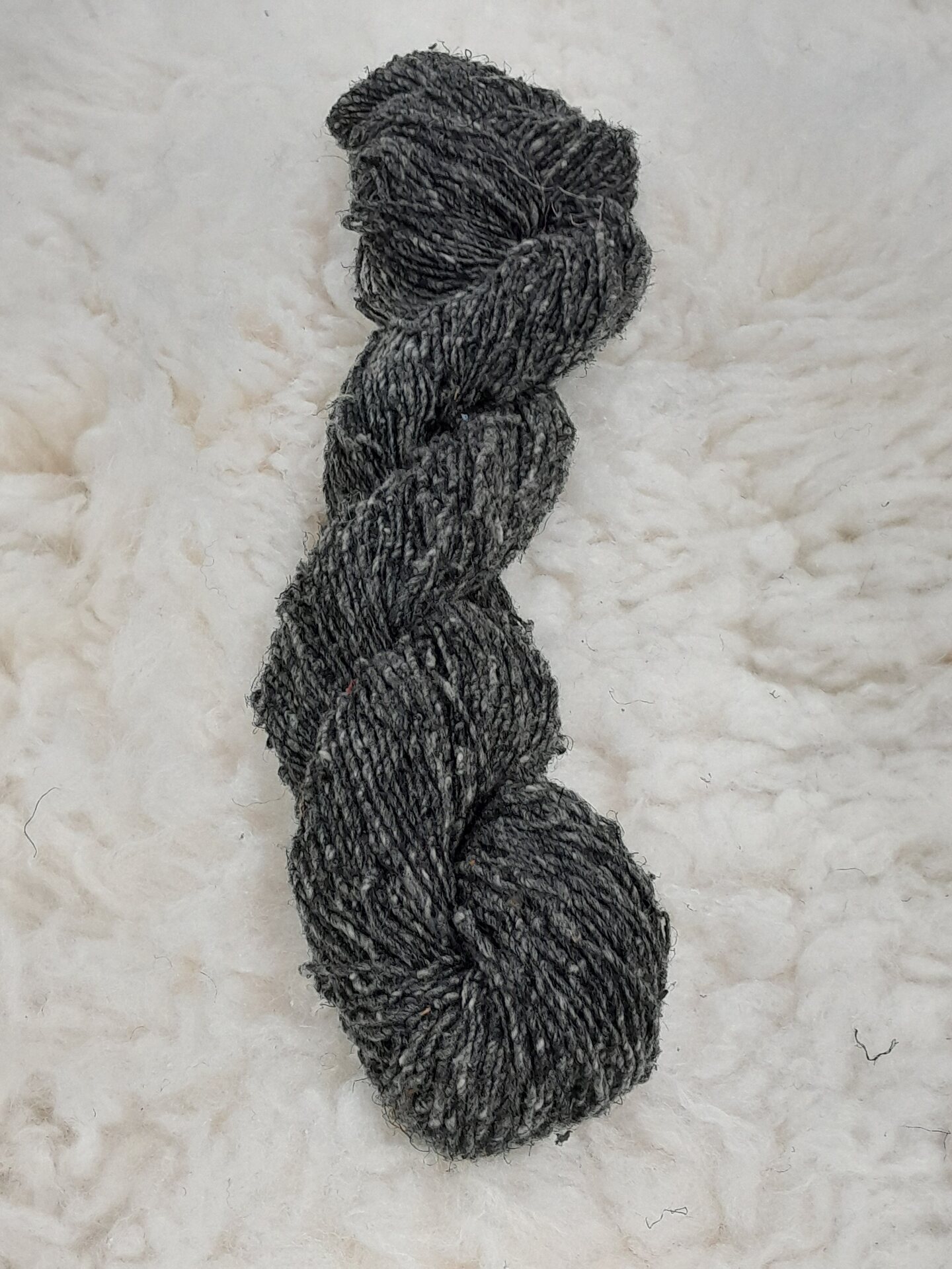 Nokkonen, konekehrätty Tumma harmaa