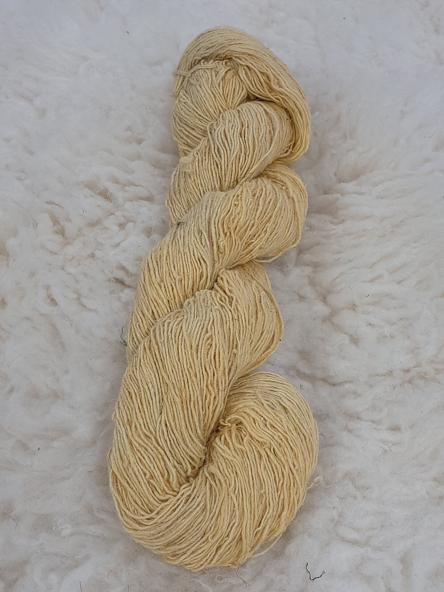 Nokkonen, konekehrätty Vaalea keltainen