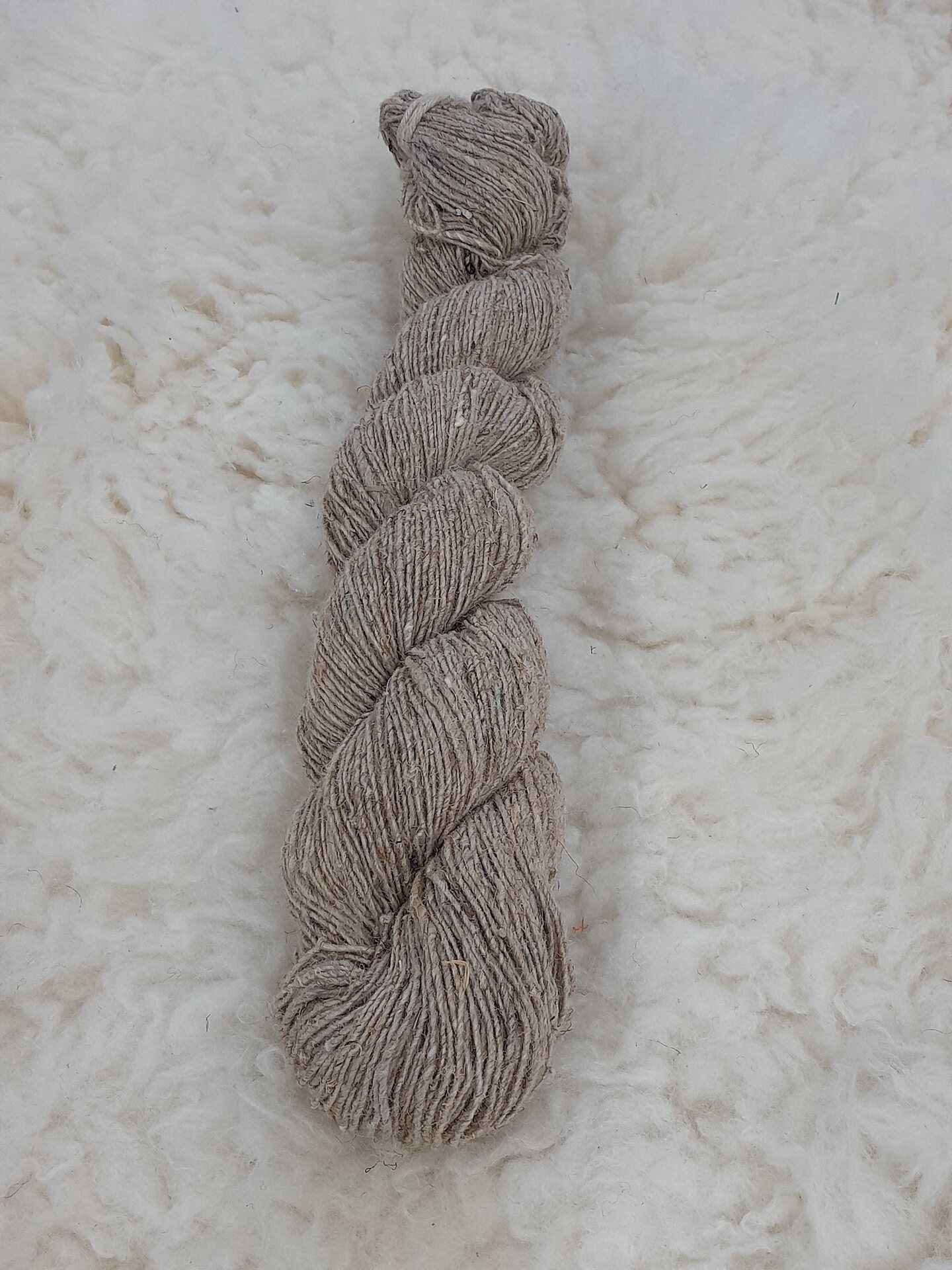 Nokkonen, konekehrätty Luonnonvärinen