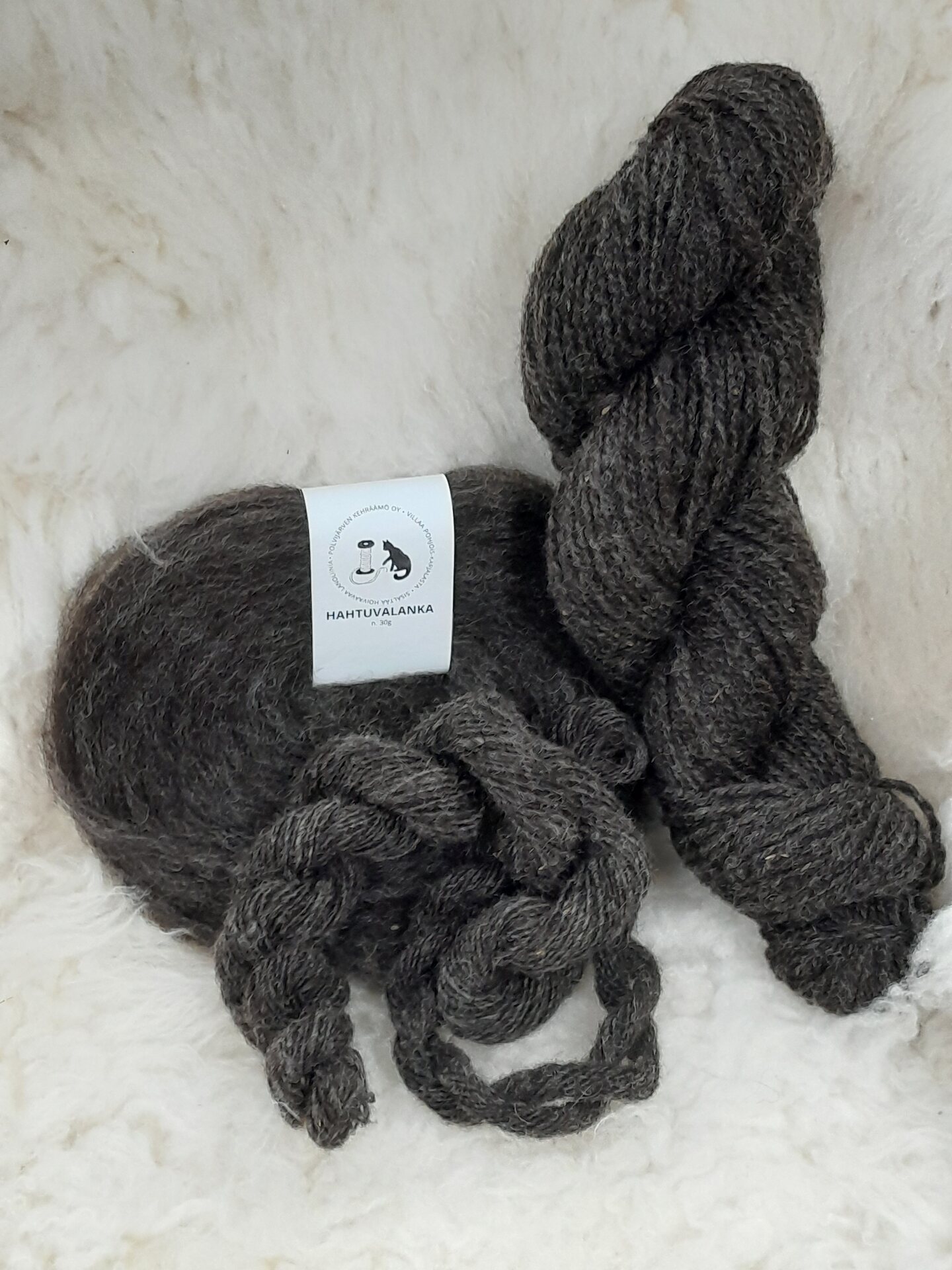 Polvijärven Kehräämö Karstalanka 2-säikeinen, 100g n. 200m Lampaanmusta