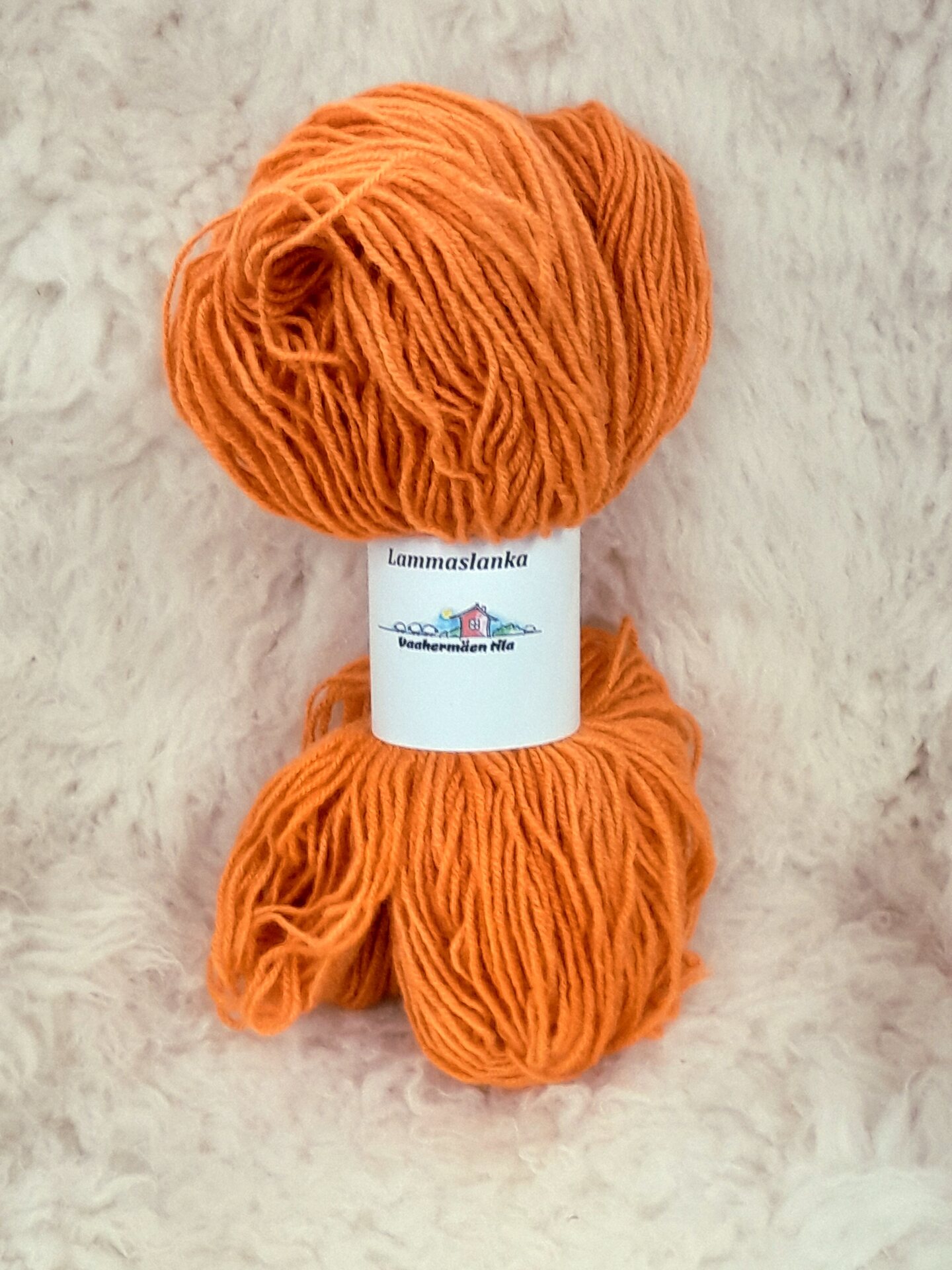 Kasvivärjätty kampalanka 110x4, 100g n. 210m Verihelttaseitikki