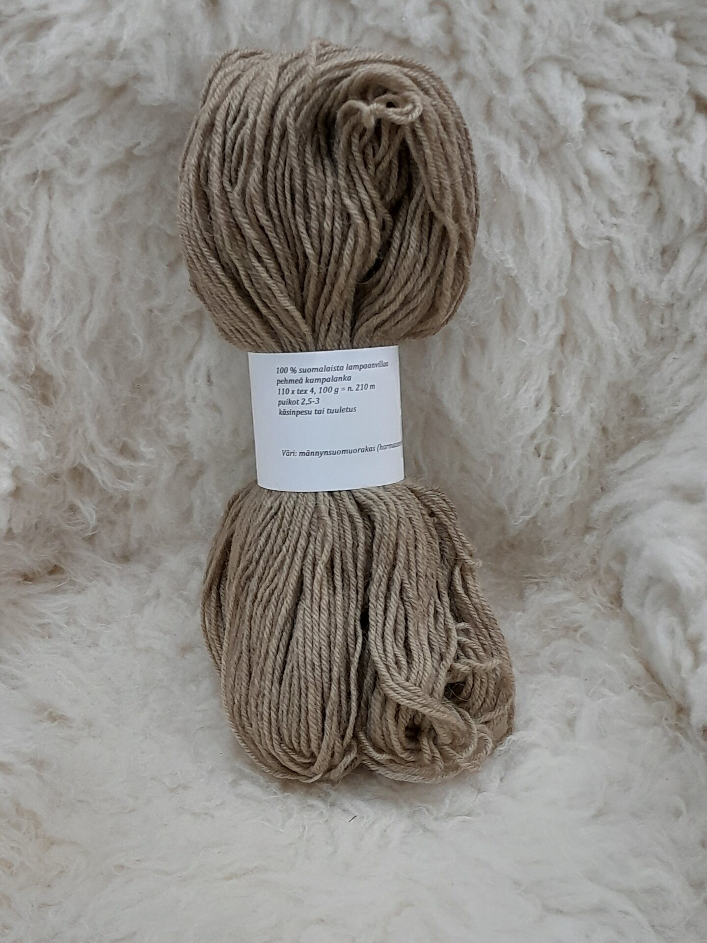 Kasvivärjätty kampalanka 110x4, 100g n. 210m Männynsuomuorakas