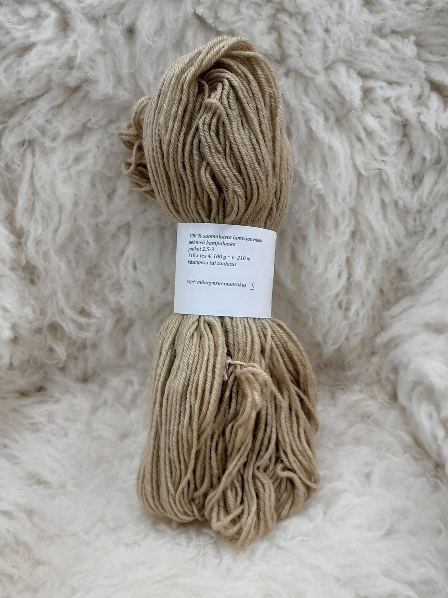 Kasvivärjätty kampalanka 110x4, 100g n. 210m Männynsuomuorakas 2