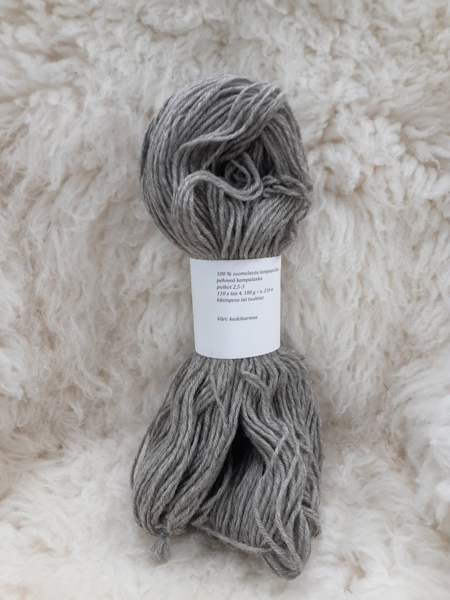 Kampalanka värjäämätön 110x4, 100g n. 210m Keskiharmaa