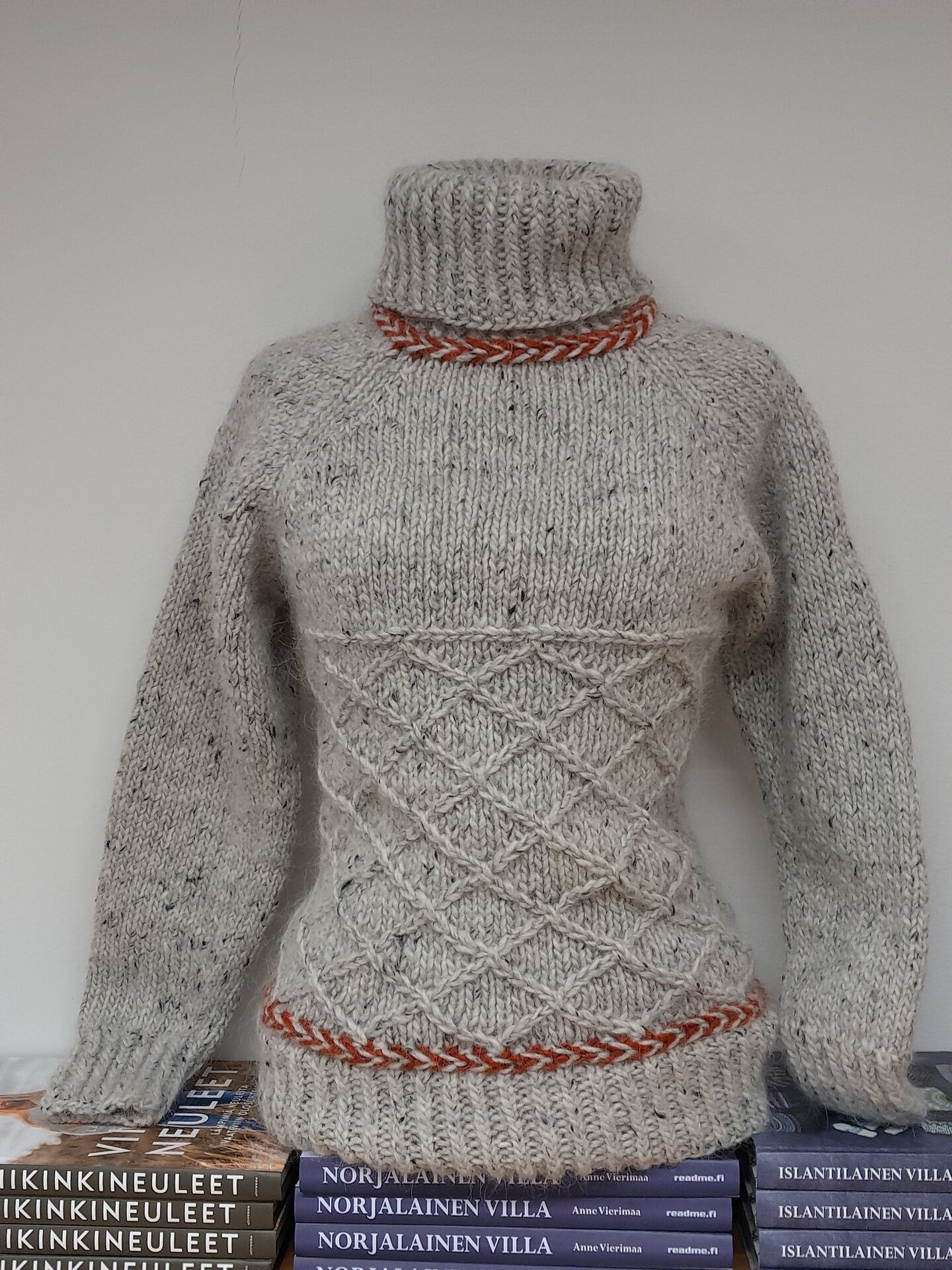 Koussa-neule S-koko, värit 9974 ja 1236