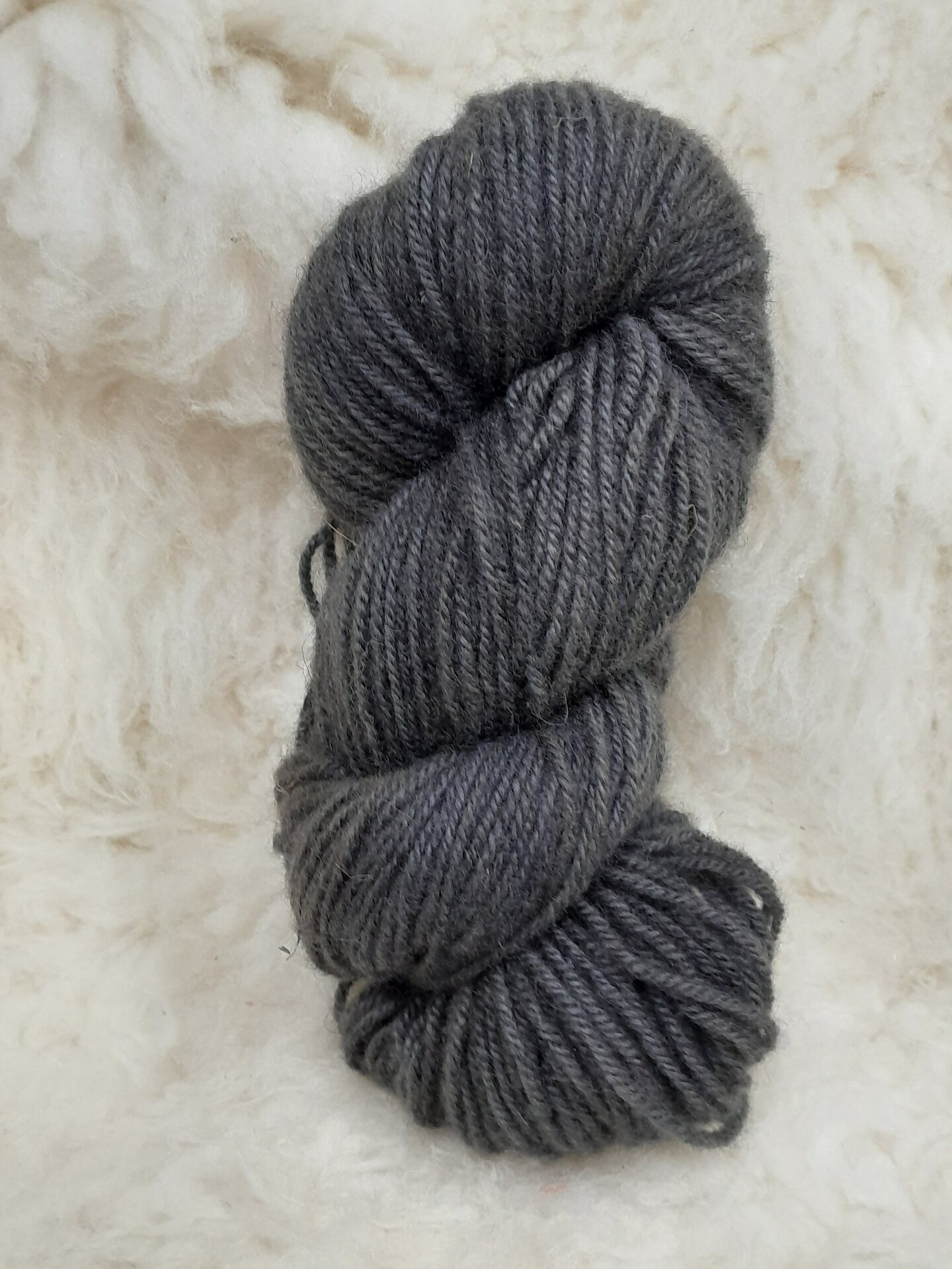 Lammaspuoti Pohjolanpässi Kainuunharmas karstalanka 180x3 n. 100g Musta värjätty