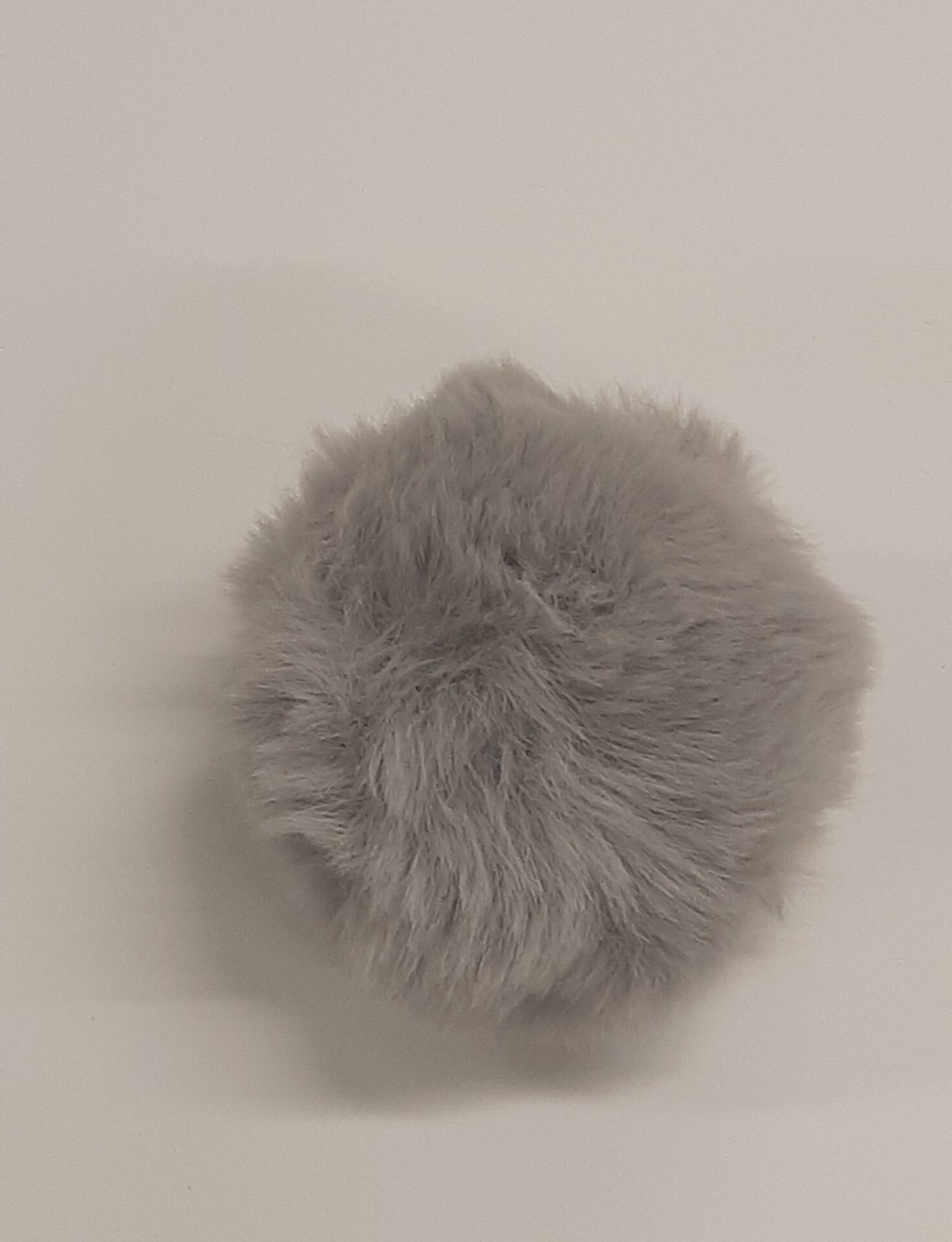 Pompons tupsu 8cm Vaalean harmaa