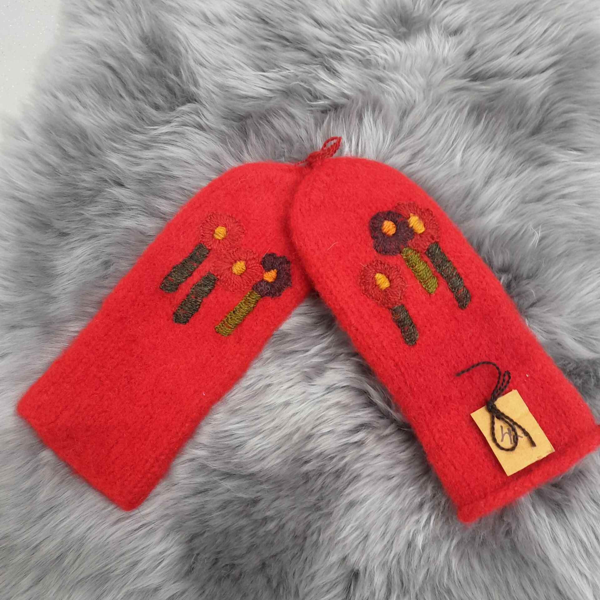 Tuula Tanner Vanutetut vanttuut kukkakirjailulla M