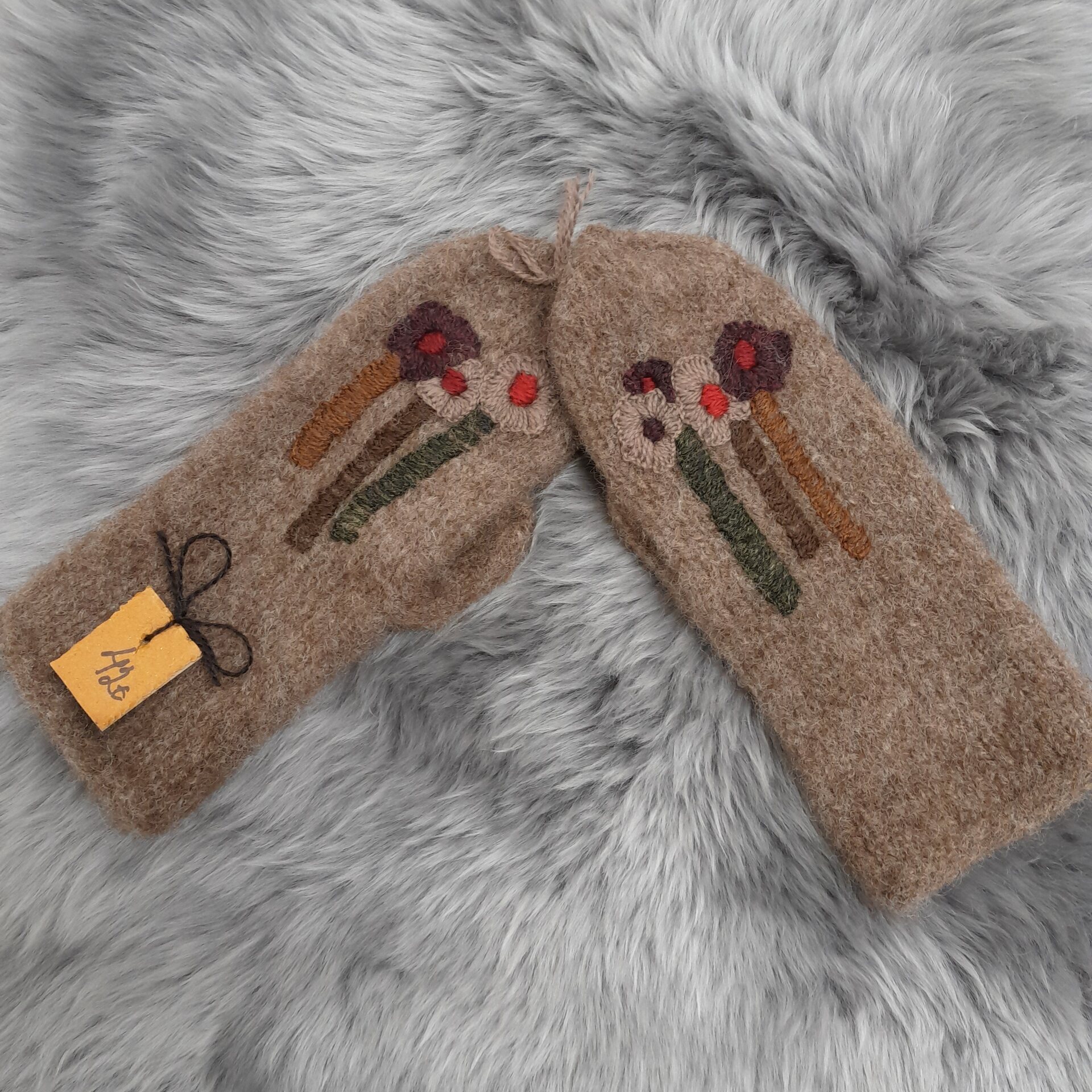 Tuula Tanner Vanutetut vanttuut kukkakirjailulla M