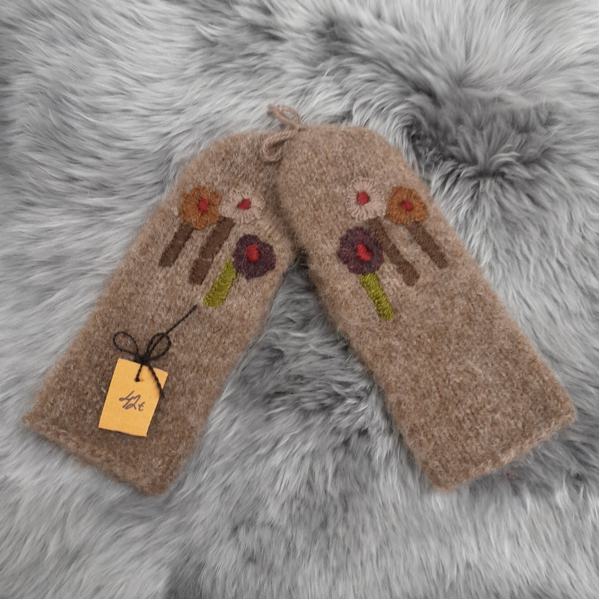 Tuula Tanner Vanutetut vanttuut kukkakirjailulla M