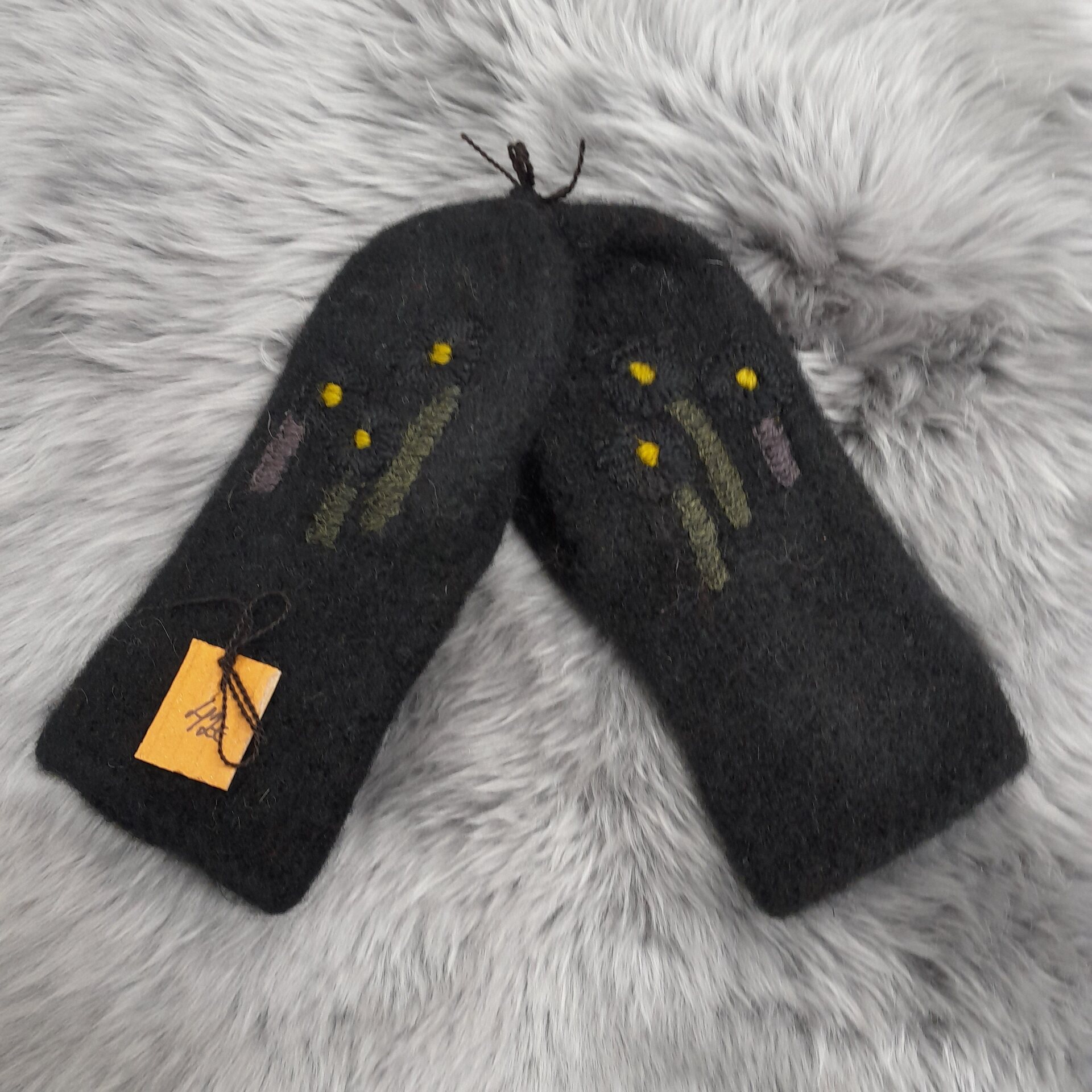 Tuula Tanner Vanutetut vanttuut kukkakirjailulla M