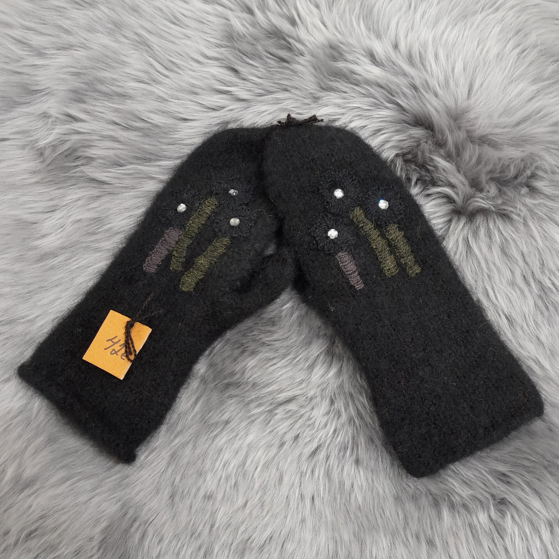 Tuula Tanner Vanutetut vanttuut kukkakirjailulla M