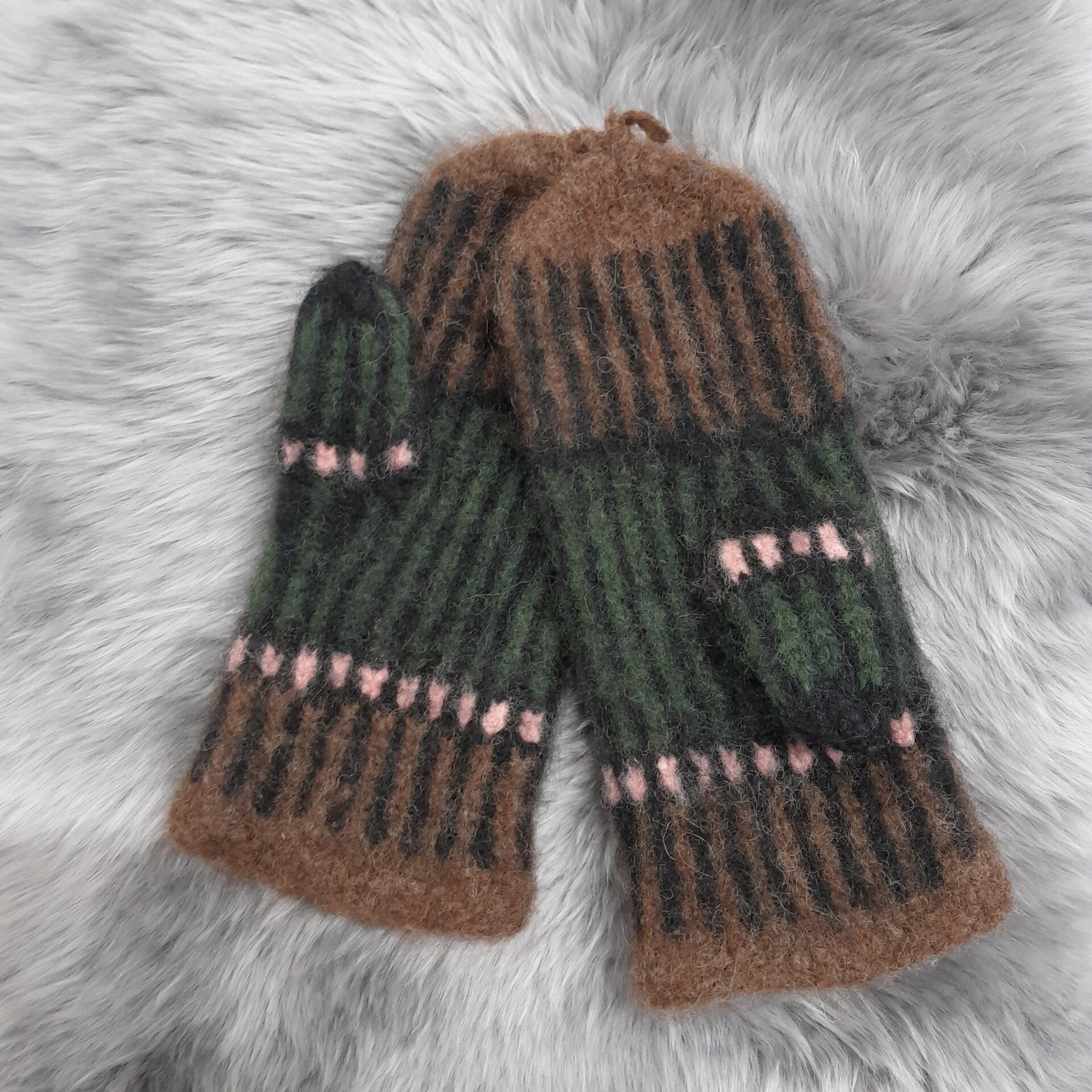 Tuula Tanner Vanutetut vanttuut kirjava L