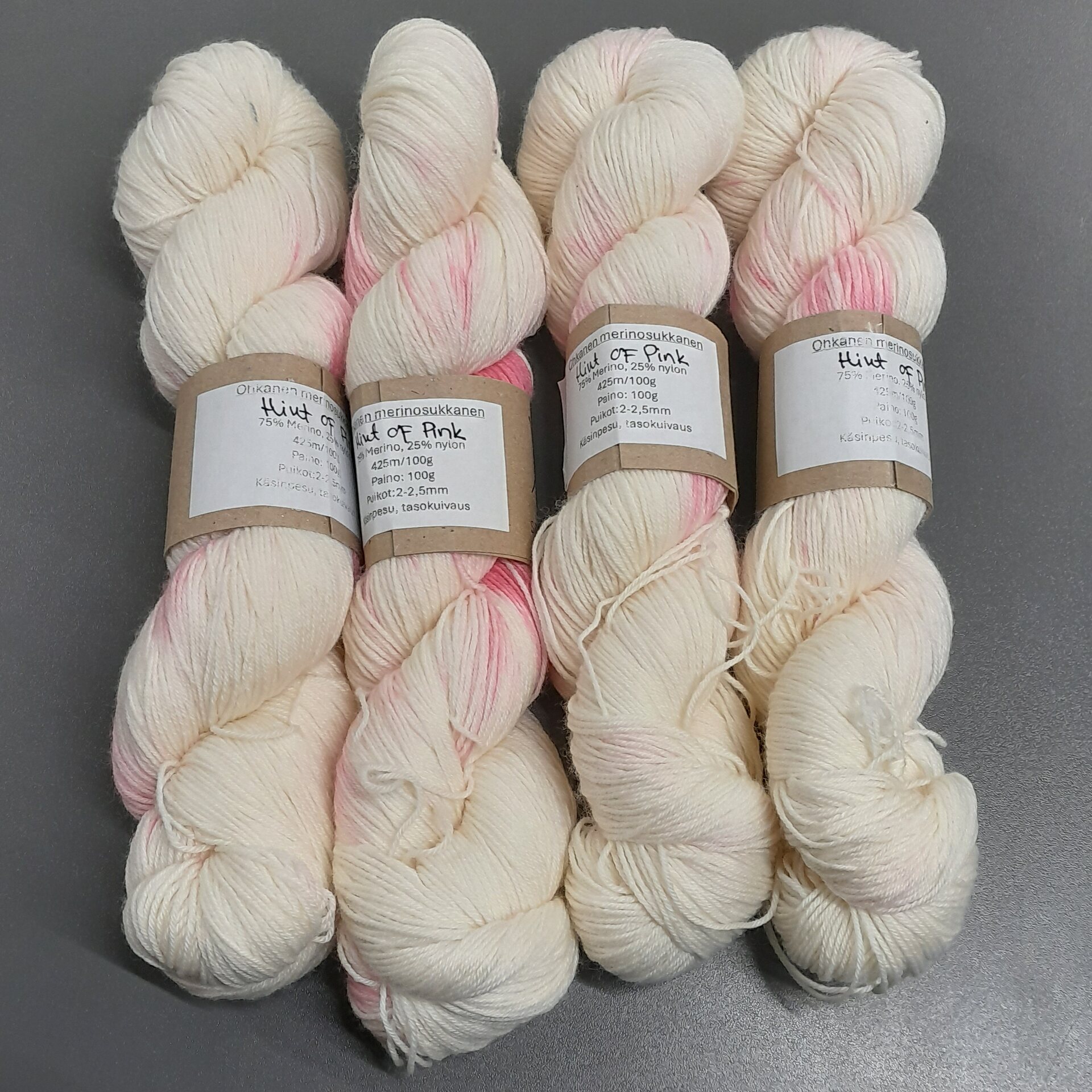 Skeinfinity Ohkanen merinosukkanen Hint of Pink