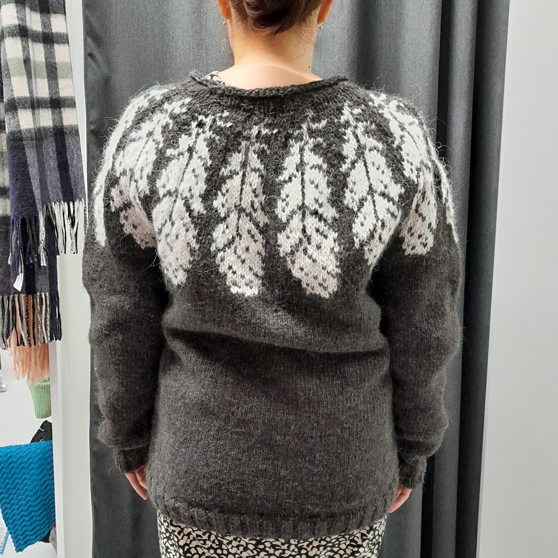 Kaarrokeneule Sulka, Lettlopi L, pohjaväri 0052 kuvio 0051