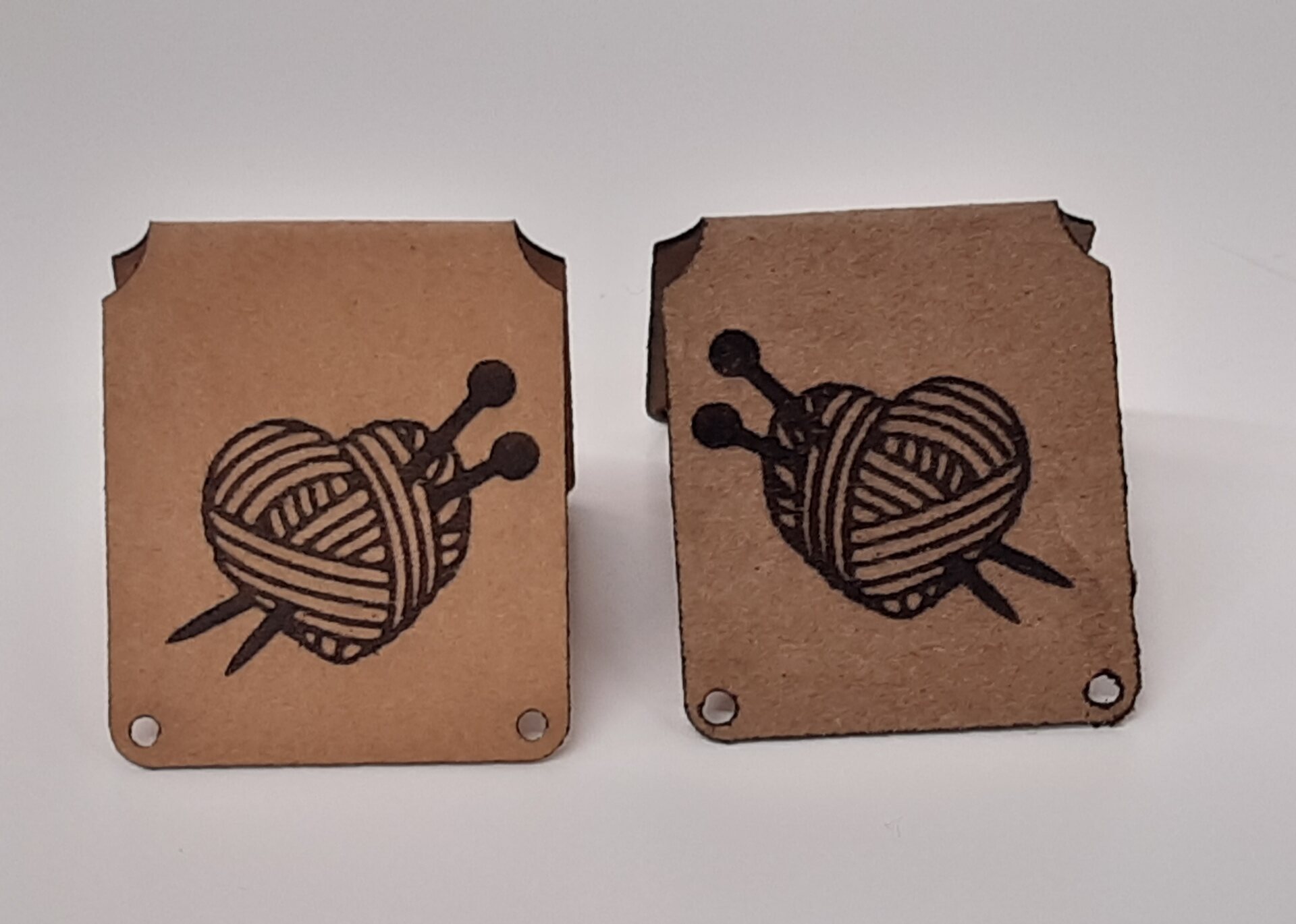 Nahkapaperimerkki taitettava lankasydän Kiinnitysreiät sydämen alapuolella